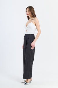 Tuta monopezzo bianca, colletto a V e sensibilità minimal