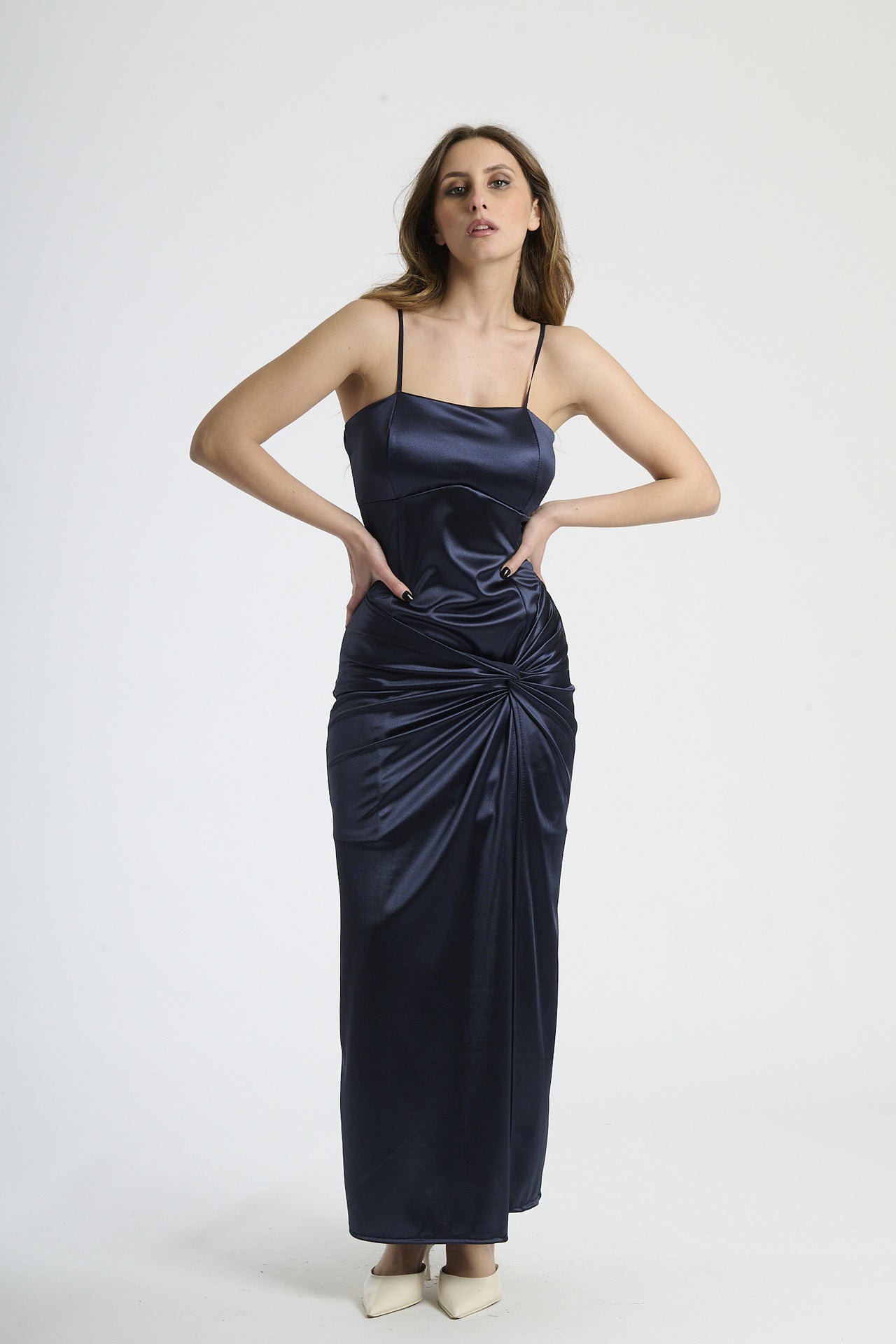 Abito da sera navy, modello senza spalline con colletto a fascia e spacco