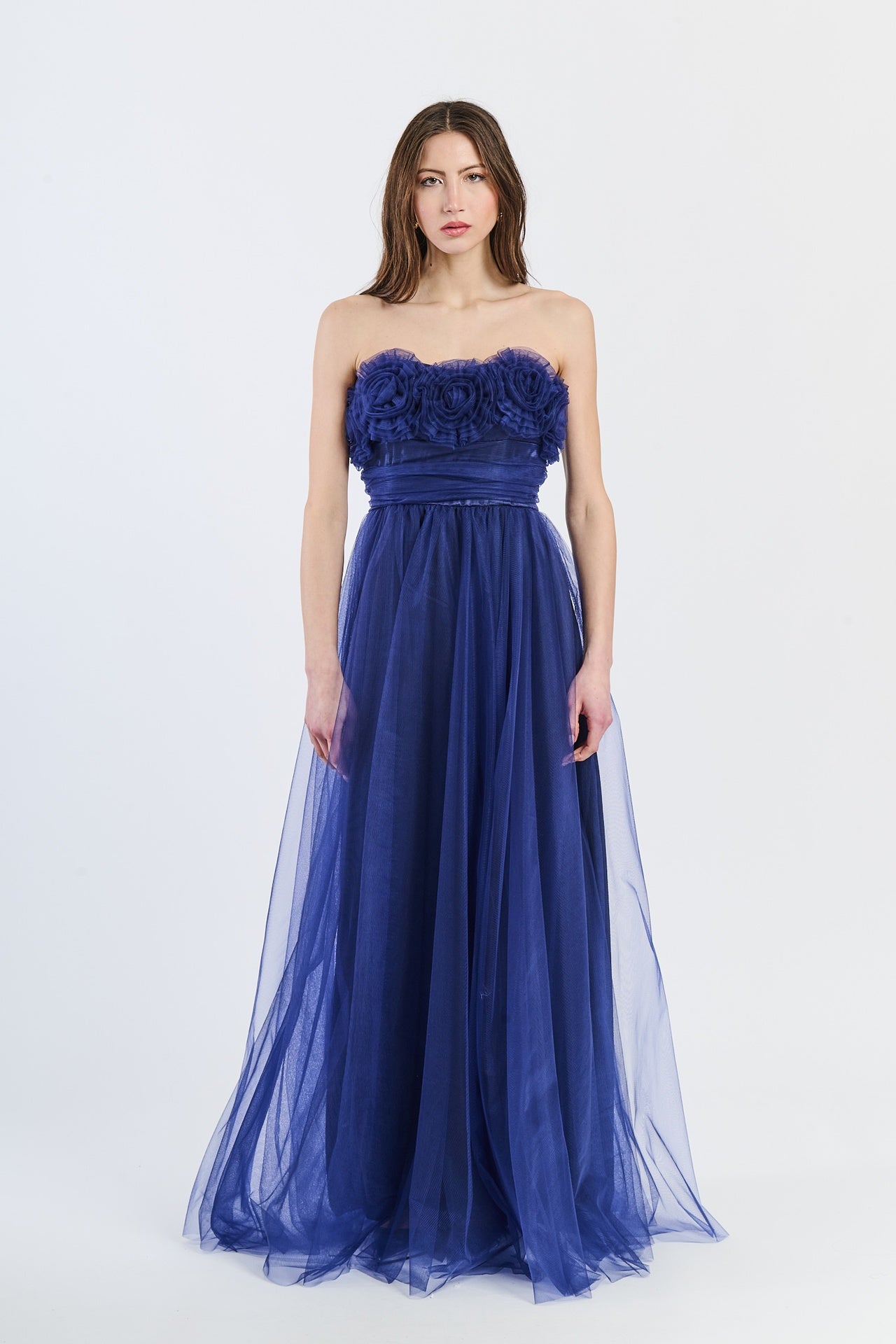 Abito da cerimonia navy in tulle lustrato, scollo a barca e gonna fluida, ideale per occasioni serissime e glamour