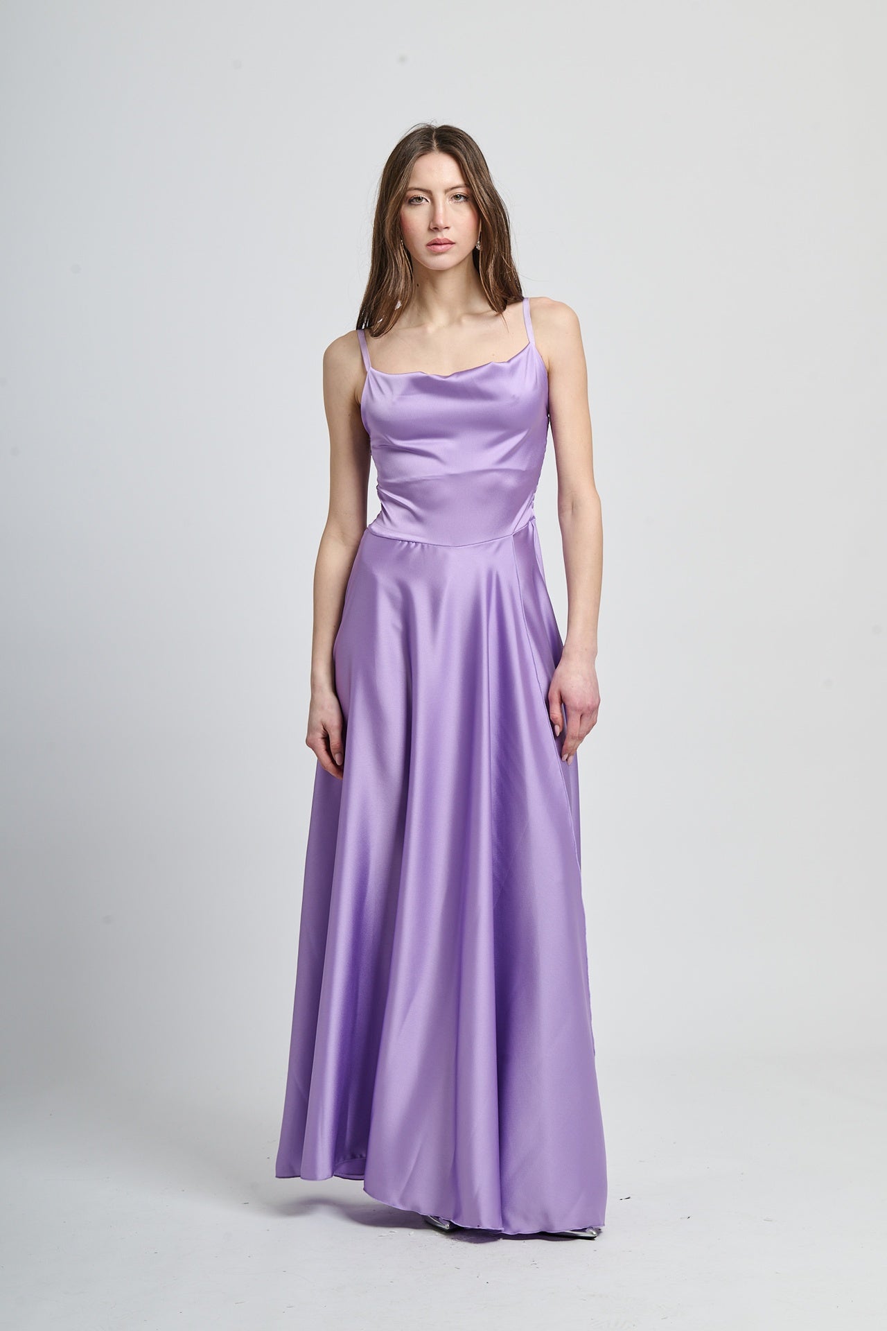 Abito da cerimonia lilla con design spalline sottili e gonna romantica