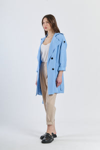 Trench azzuro con cuciture contrastanti, design moderno per l’estate.