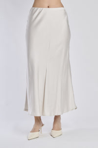 Gonna lunga beige in raso, abbinata a ballerine argentate