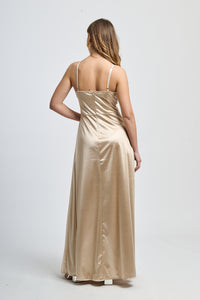 Vestito elegante beige, taglio fluido con scollatura a V e cintura incorniciata