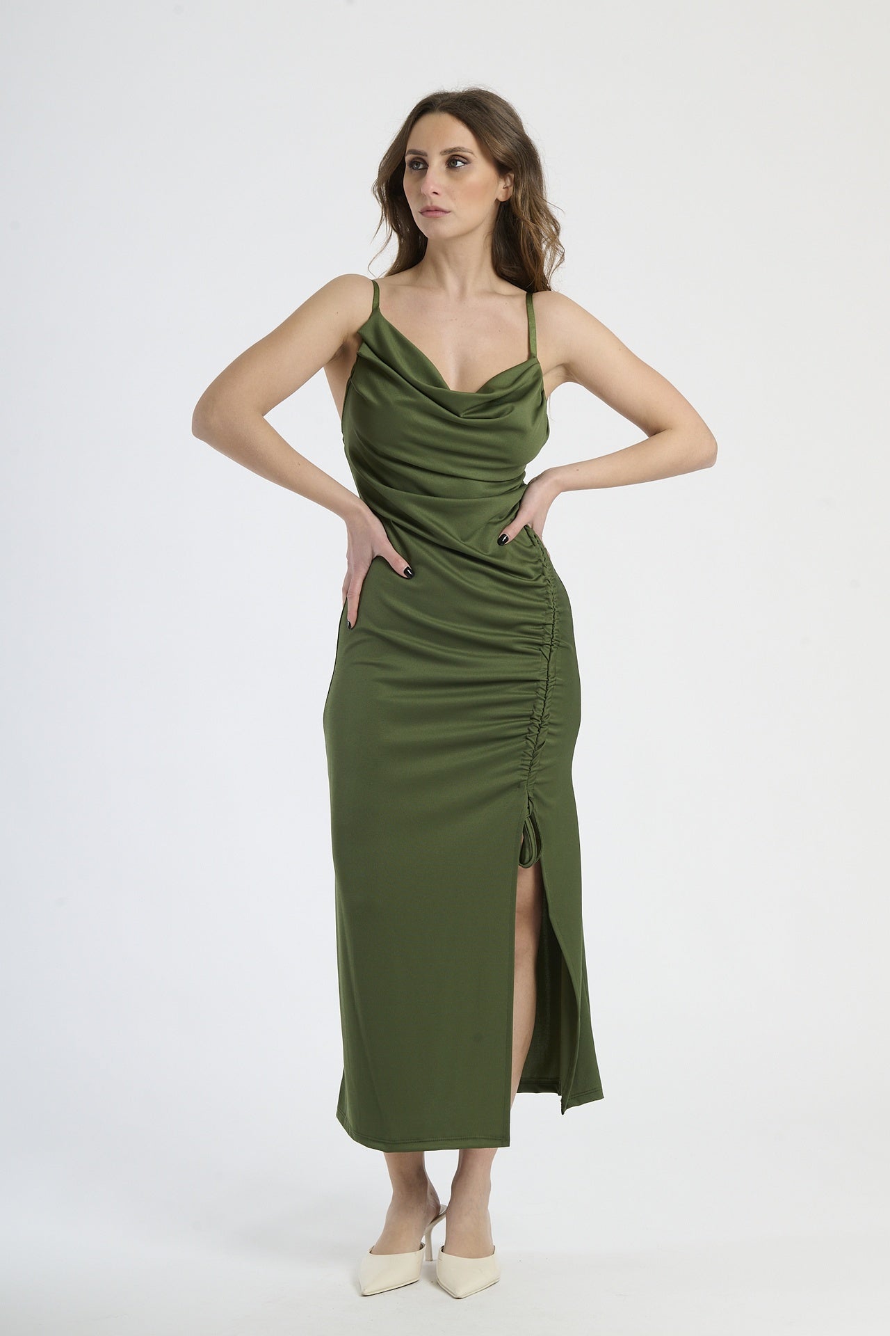 Moda femminile: abito militare elegante, taglio lungo con bretelle sottili e dettagli ruches.