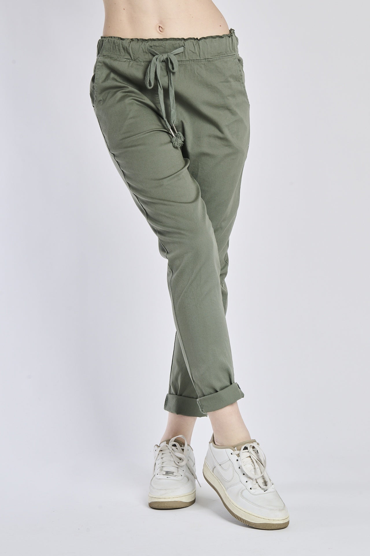 Pantaloni jogger militari con coulisse, stile rustico, abbinati a sneaker bianche