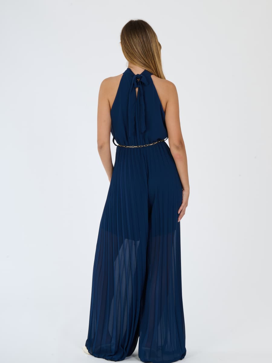 Tuta “Celestea” – Jumpsuit Plissé con Girocollo e Cintura a Catena
