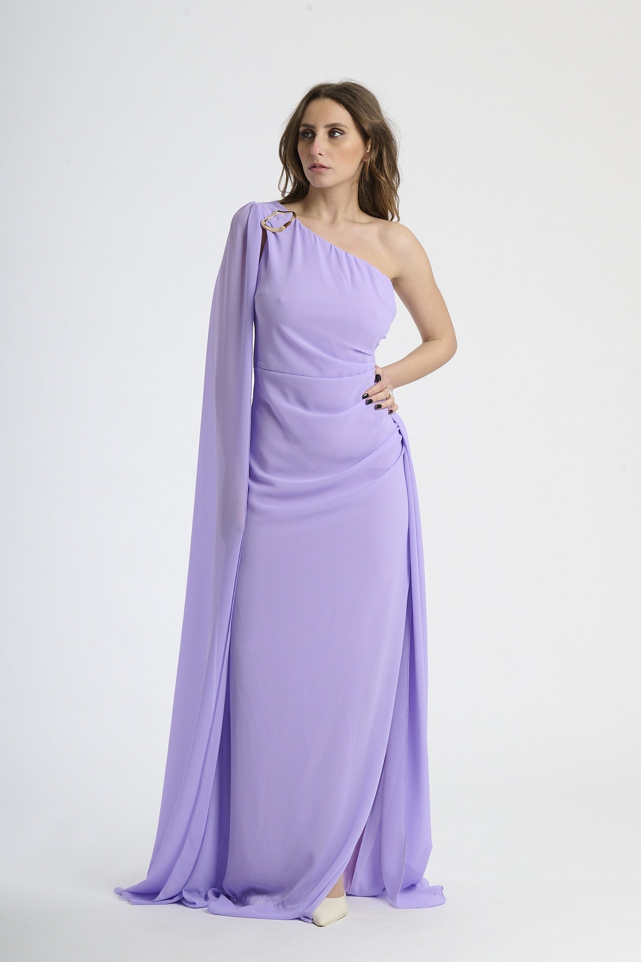 Abito lungo lilla, spalla singola, drappeggio fluido, accessorio decorativo sulla spalla.