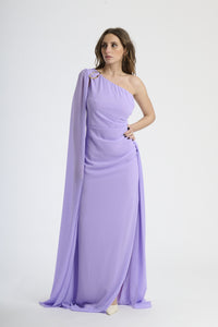 Abito lungo lilla, spalla singola, drappeggio fluido, accessorio decorativo sulla spalla.
