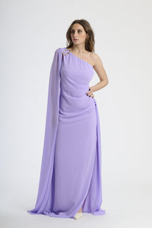 Abito lungo lilla, spalla singola, drappeggio fluido, accessorio decorativo sulla spalla.