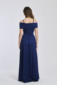 Abito navy a spalline scollate, tessuto opaco, fascia in vita che crea un contrasto elegante.