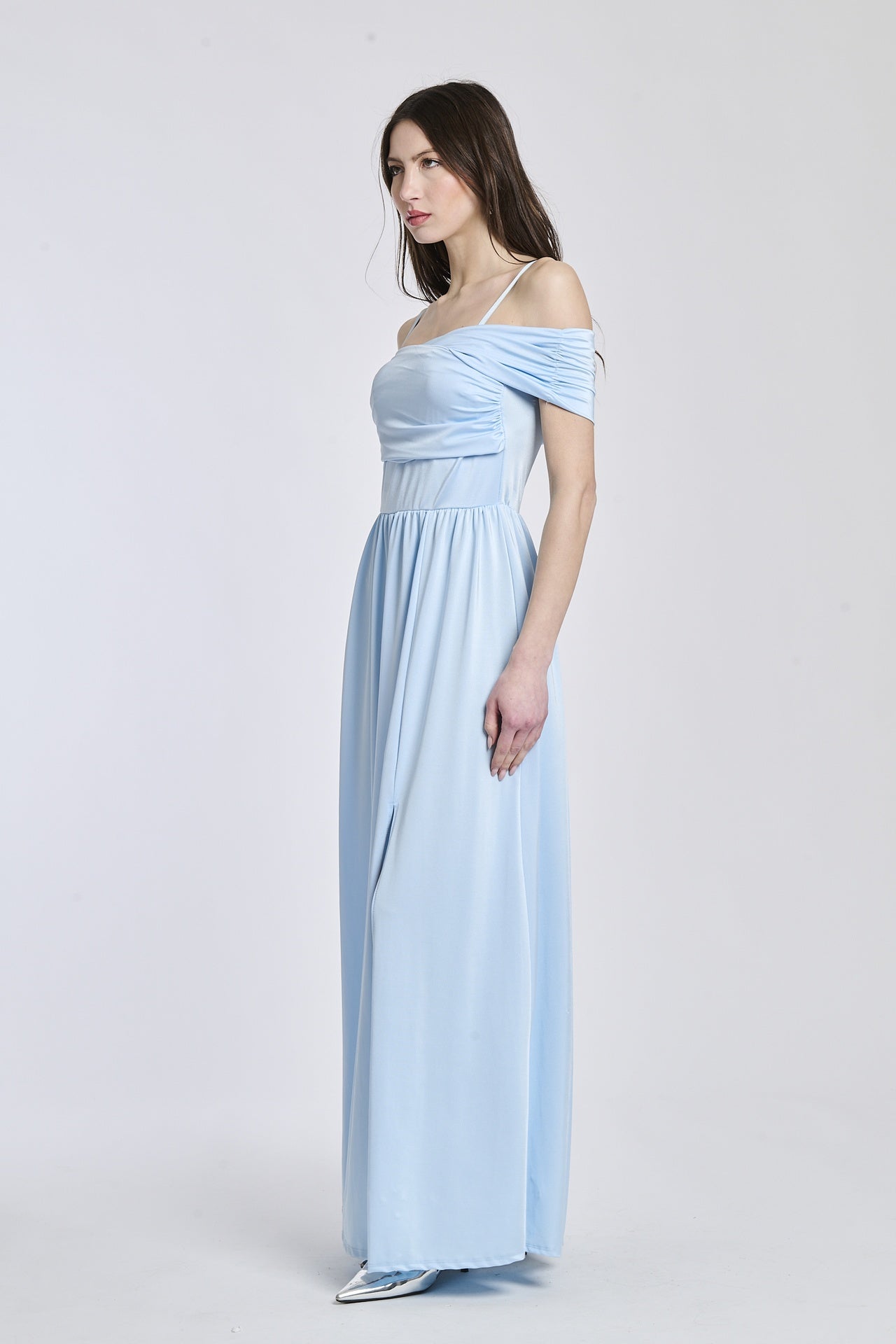 Abito azzurro lungo, design a spalline scollate, fascia in vita e apertura laterale, ideale per eventi formali.