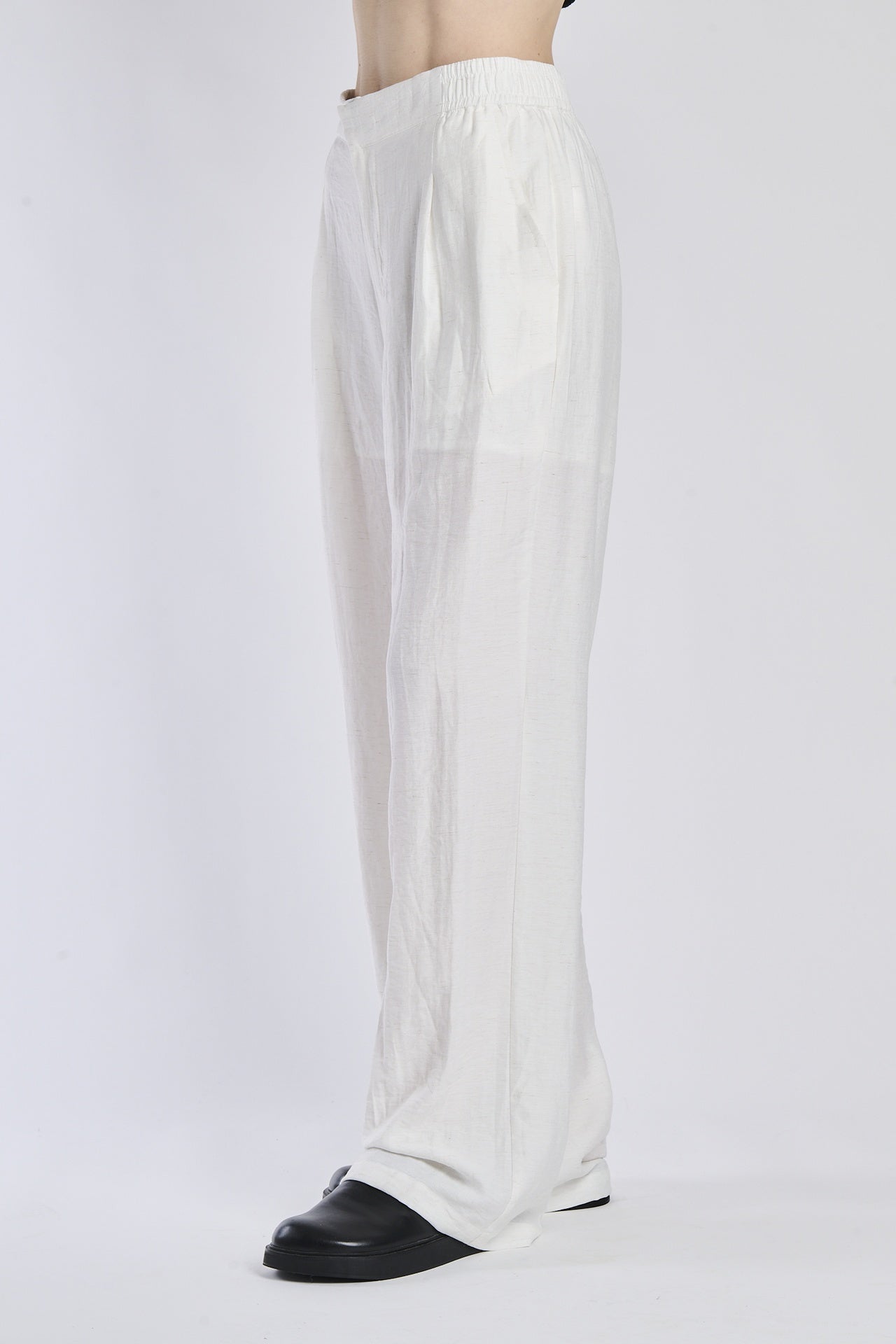 Pantaloni larghi bianchi in tessuto fluido, vita alta con coulisse, gamba ampia 