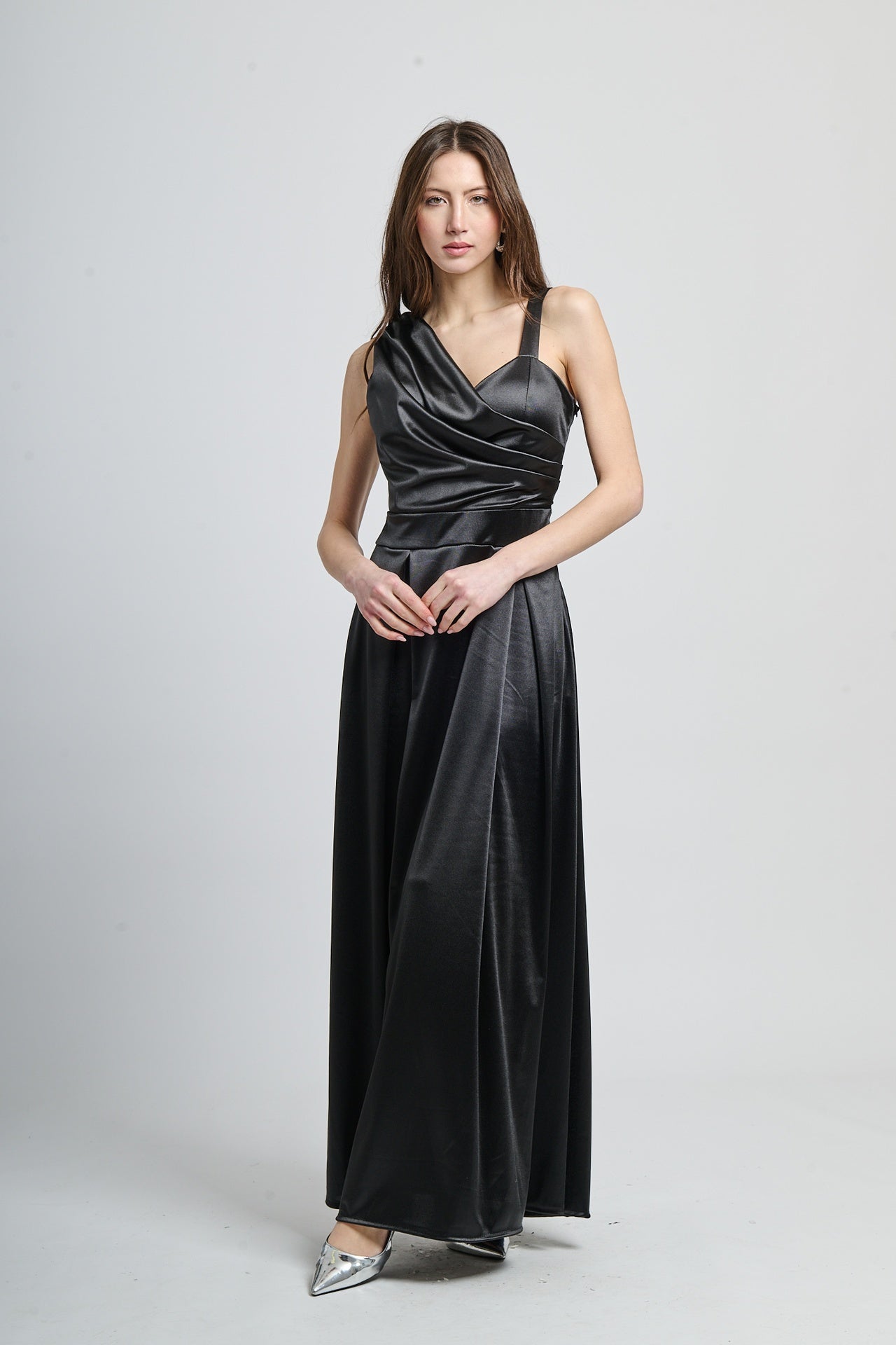 Abito elegante nero, tessuto satinato con drappaggi sexyc