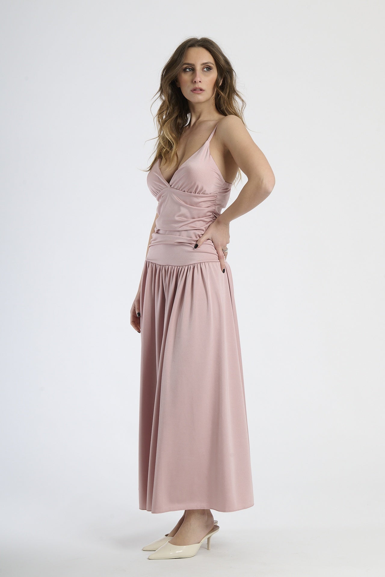 Abito romantico rosa antico, ideale per eventi speciali e look femminili.