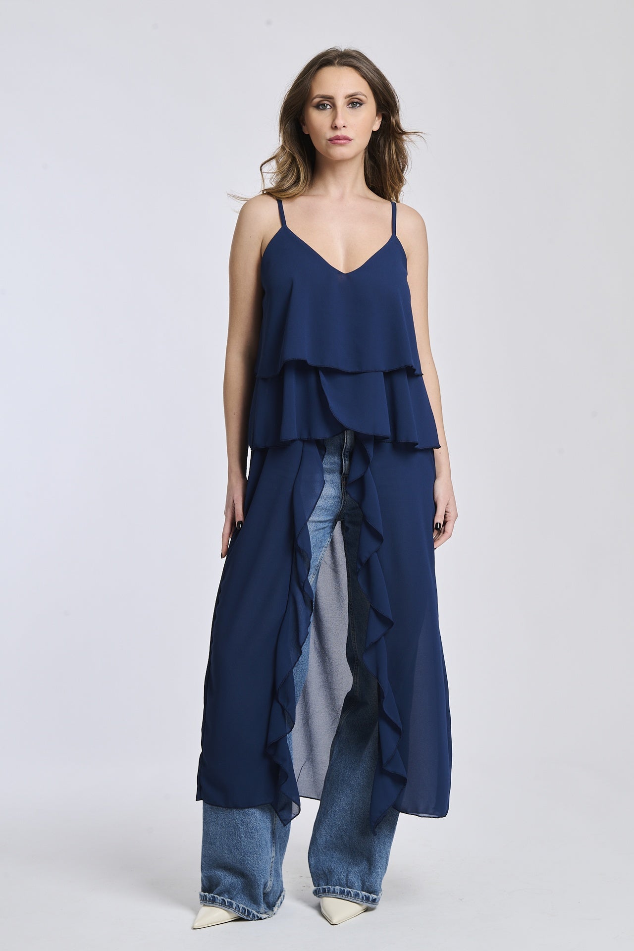 Un top in navy intenso, con un design classico e elegante, perfetto per un look formale o semi - formale.