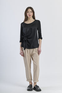 Blusa nera classica, base per look sempre aggiornati