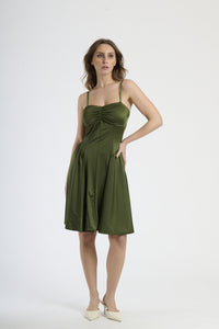 Abito militare con plissé sul busto, abbigliamento con twist safari.