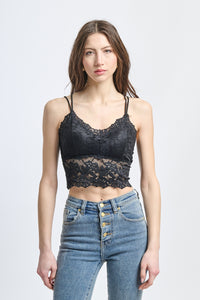 Top cropped in pizzo nero, ideale per un outfit notturno