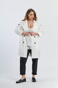 Trench bianco luminoso, taglio slim fit per uno stile raffinato.