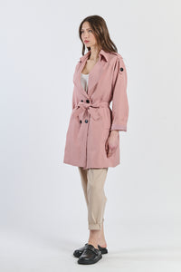 Trench rosa antico a maniche lunghe, perfetto per abbinamenti eleganti.