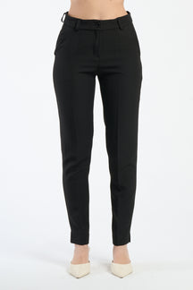 Pantaloni neri da donna, atemporali e perfetti per ogni occasione.