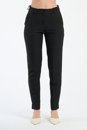 Pantaloni neri da donna, atemporali e perfetti per ogni occasione.