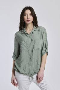 Camicia da donna di colore militare, con uno stile rustico e trendy, perfetta per un look urbano.