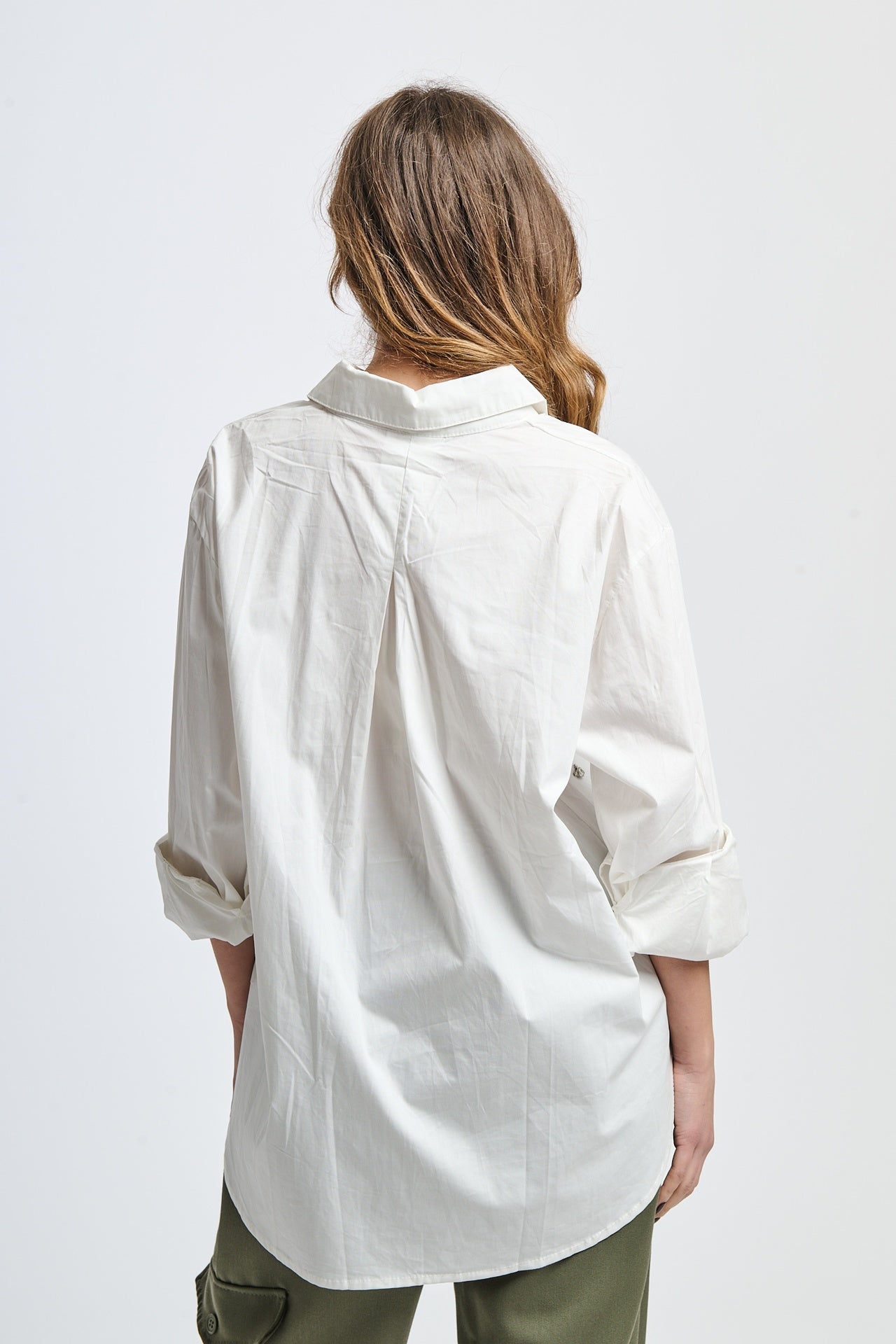 Camicia bianca di stile casual con ricami stilizzati