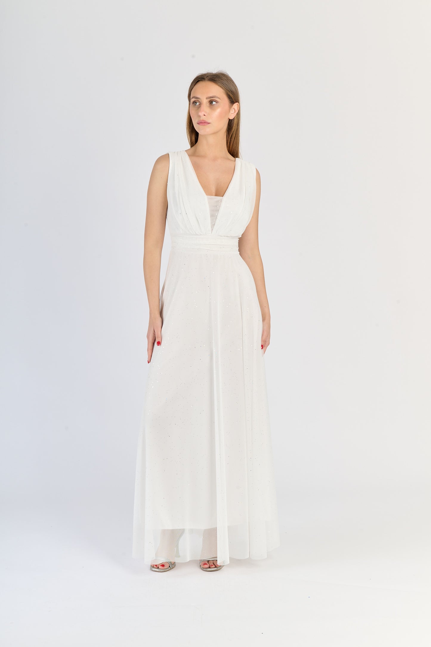 Abito bianco elegante, maniche senza spalline e gonna midi, per cerimonie estive.