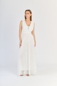 Abito bianco elegante, maniche senza spalline e gonna midi, per cerimonie estive.