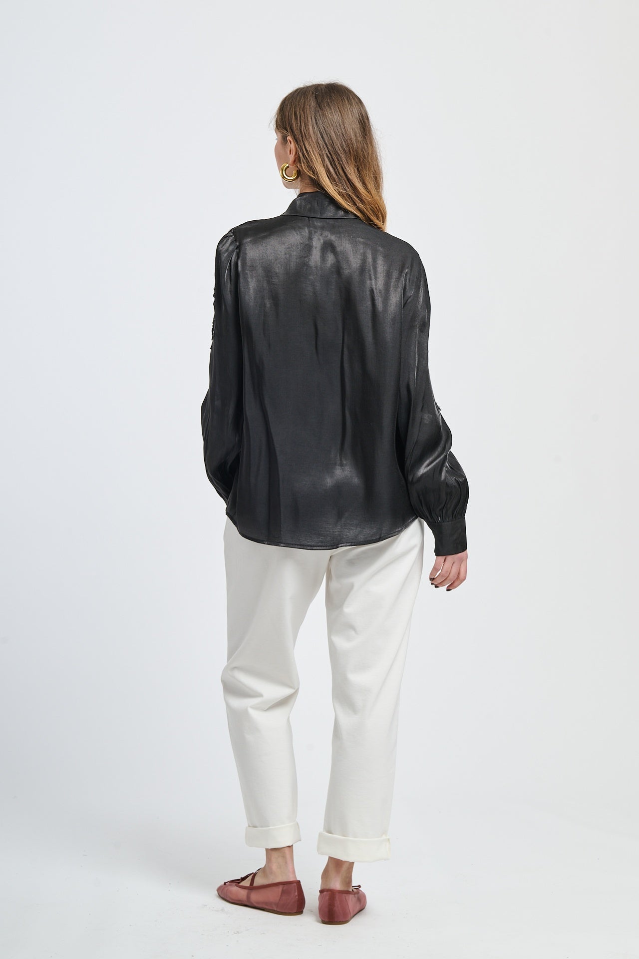 Un pullover blu scuro con un disegno semplice e moderno.