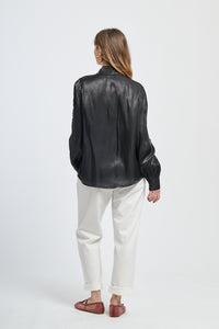 Un pullover blu scuro con un disegno semplice e moderno.