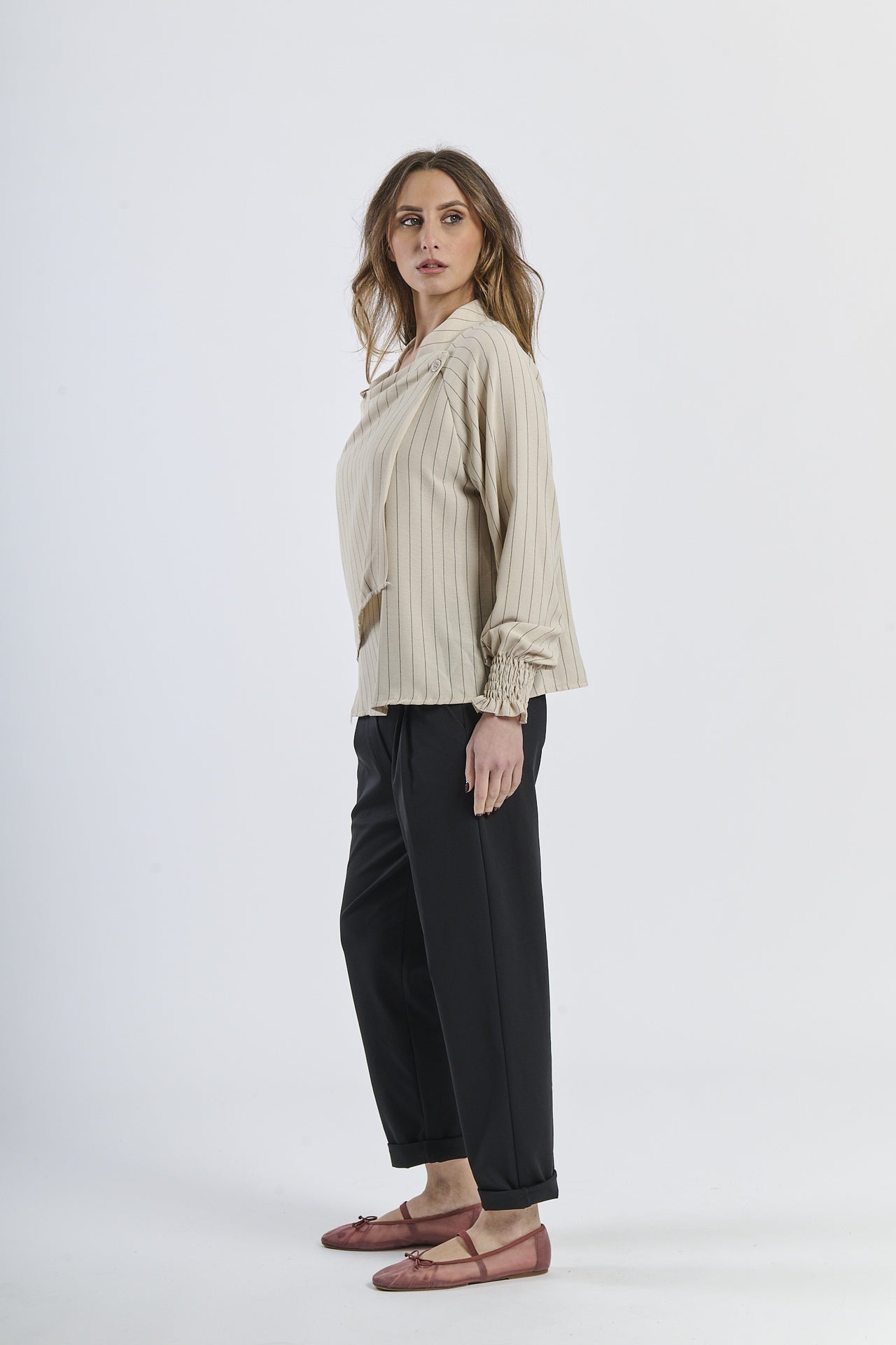 Canotta beige avvolgente condettagli minimalisti