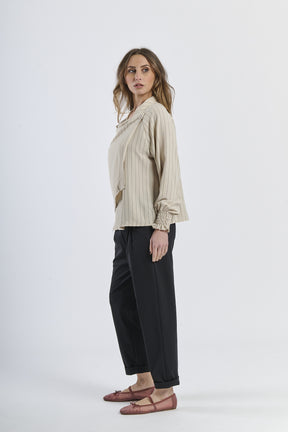 Canotta beige avvolgente condettagli minimalisti