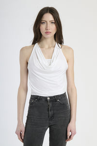 Outfit con canotta bianca, perfetto per un’occasione elegante.