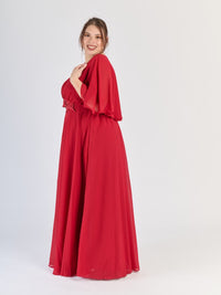 Modello di abito plus size Bordo in raso con silhouette dritta