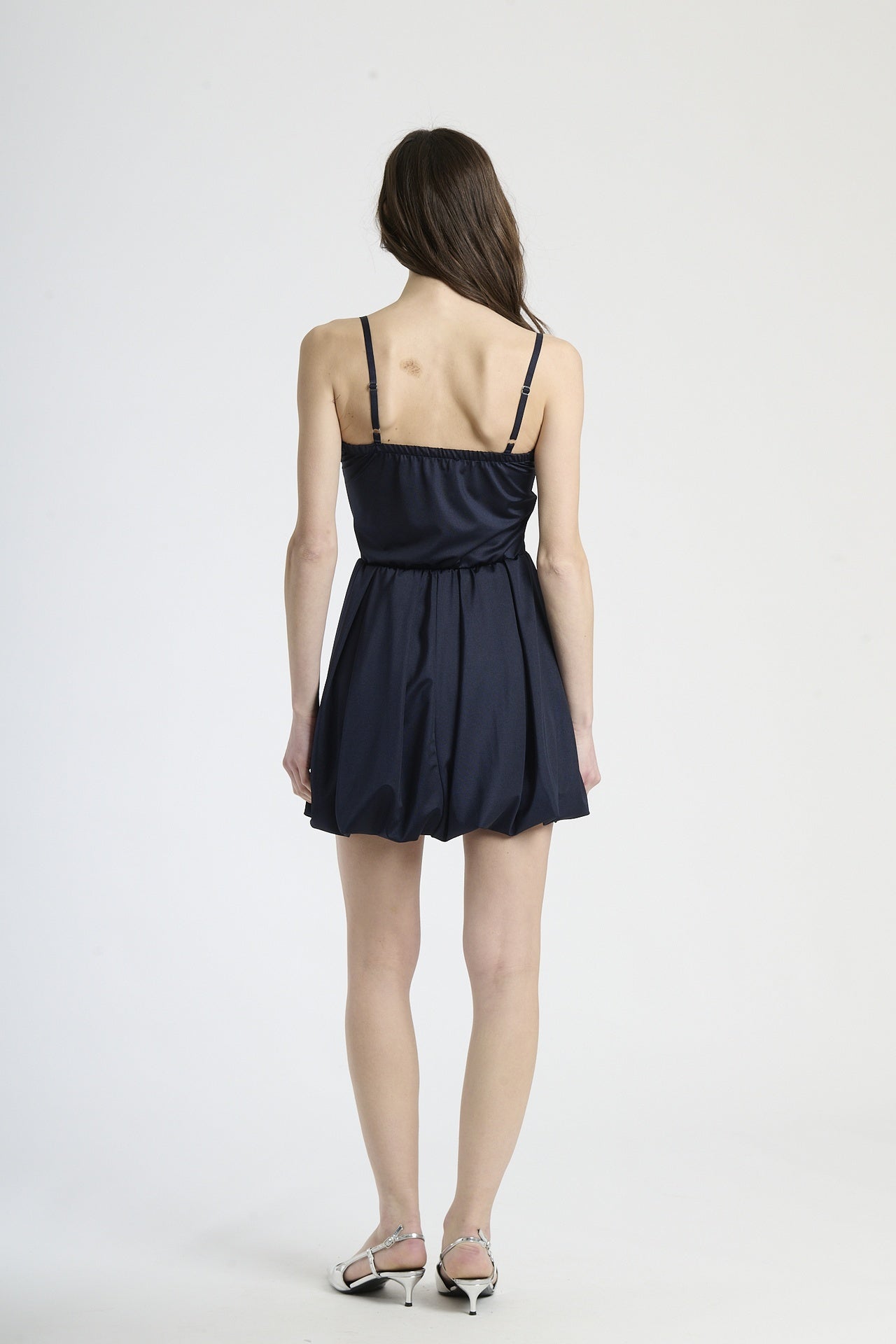 Vestito navy in tessuto classico, taglio corto con bretelle sottili, ideale per cerimonie estive.