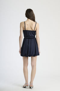 Vestito navy in tessuto classico, taglio corto con bretelle sottili, ideale per cerimonie estive.