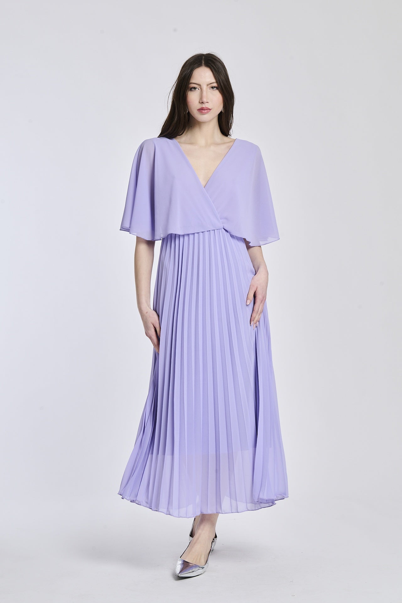 Un vestito in lilla tenero, con la croce sul busto e le maniche a mantello come il modello mostrato, che dà un senso di dolcezza e femminilità.