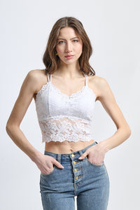 Top in pizzo bianco con bretelle sottili e taglio cropped limpido