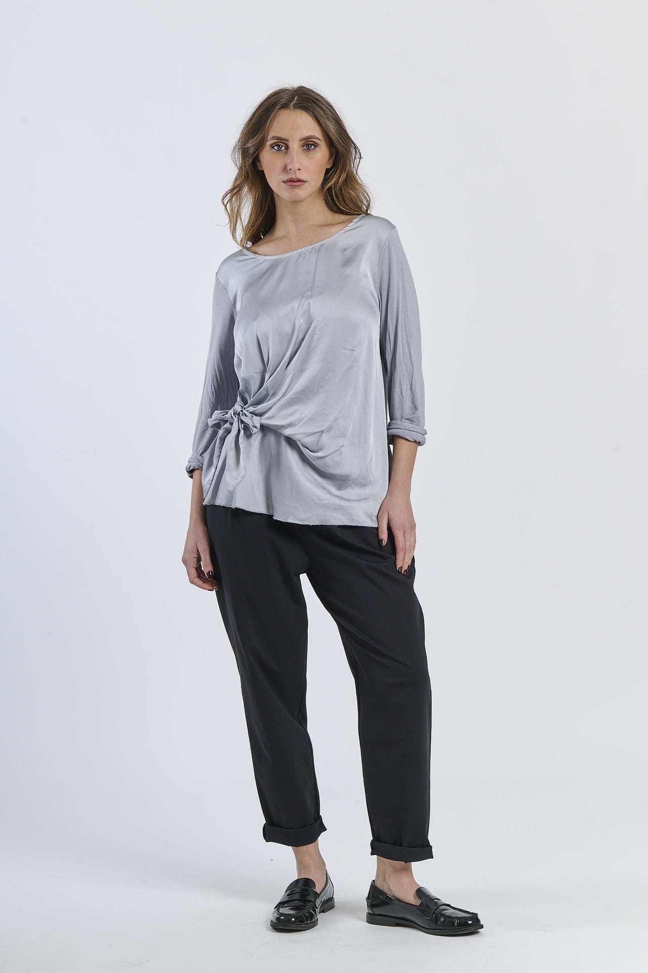Blusa grigia basic, elemento chiave per abbinamenti sobri