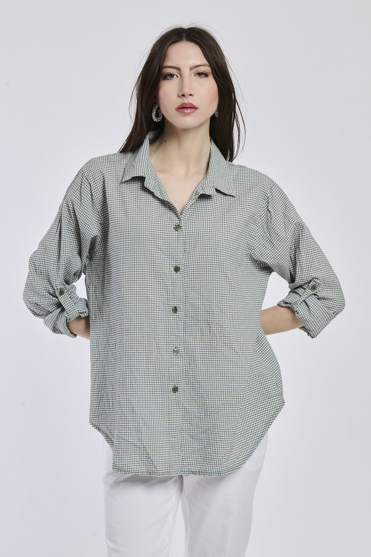 Camicia militare a righe, collo camiciera, maniche a 3/4, abbinata a pantaloni chiari.
