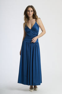 Moda femminile: abito ottanio elegante, design con scollatura a V e gonna ampia.