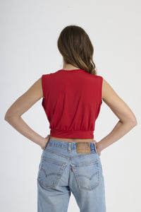 Canotta rossa con scollatura a V, fibbia frontale e taglio cropped, accattivante ed elegante.
