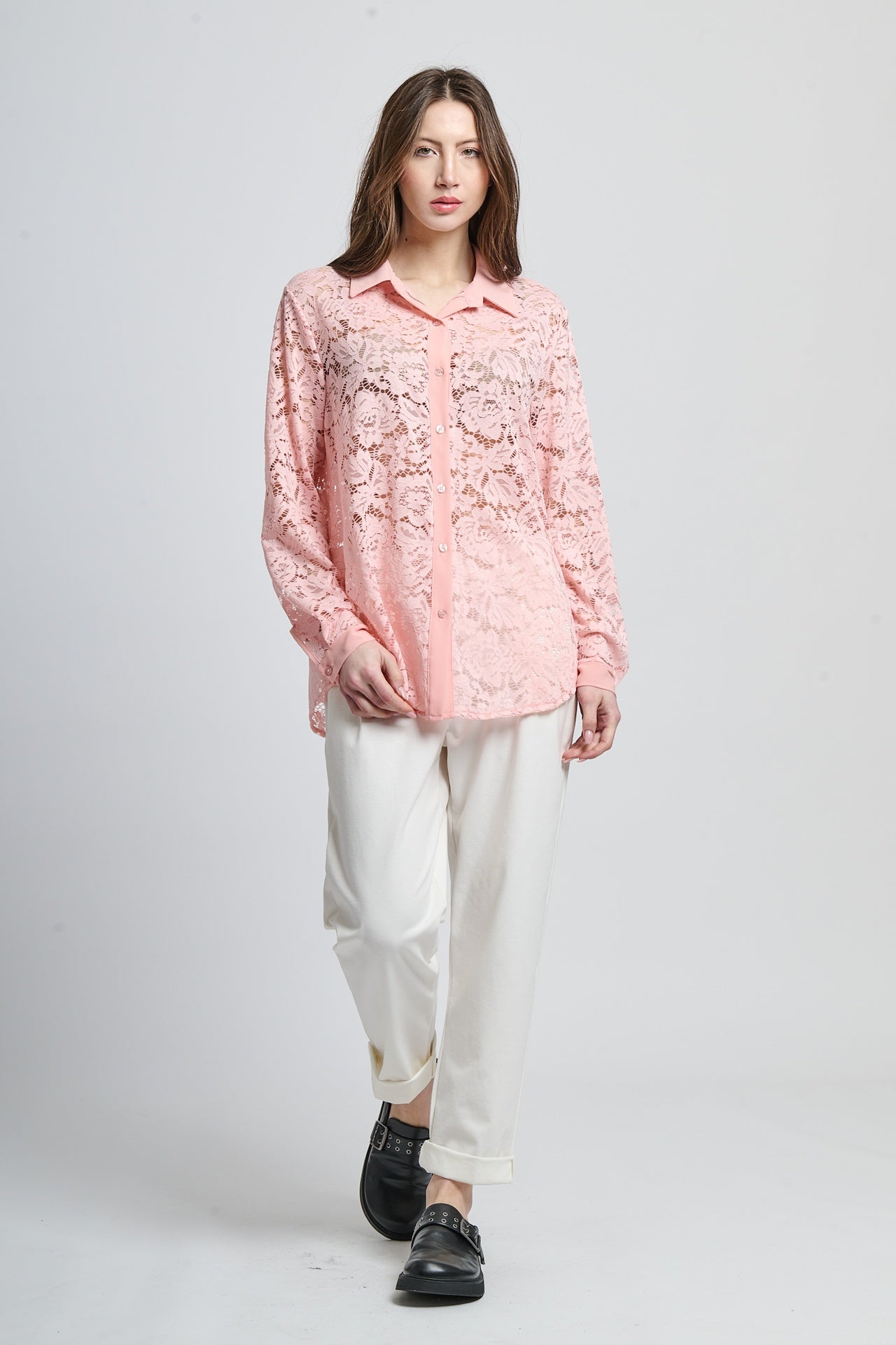 Camicia rosa a fantasia, collo classico e maniche lunghe, abbinata a scarpe mocassini.