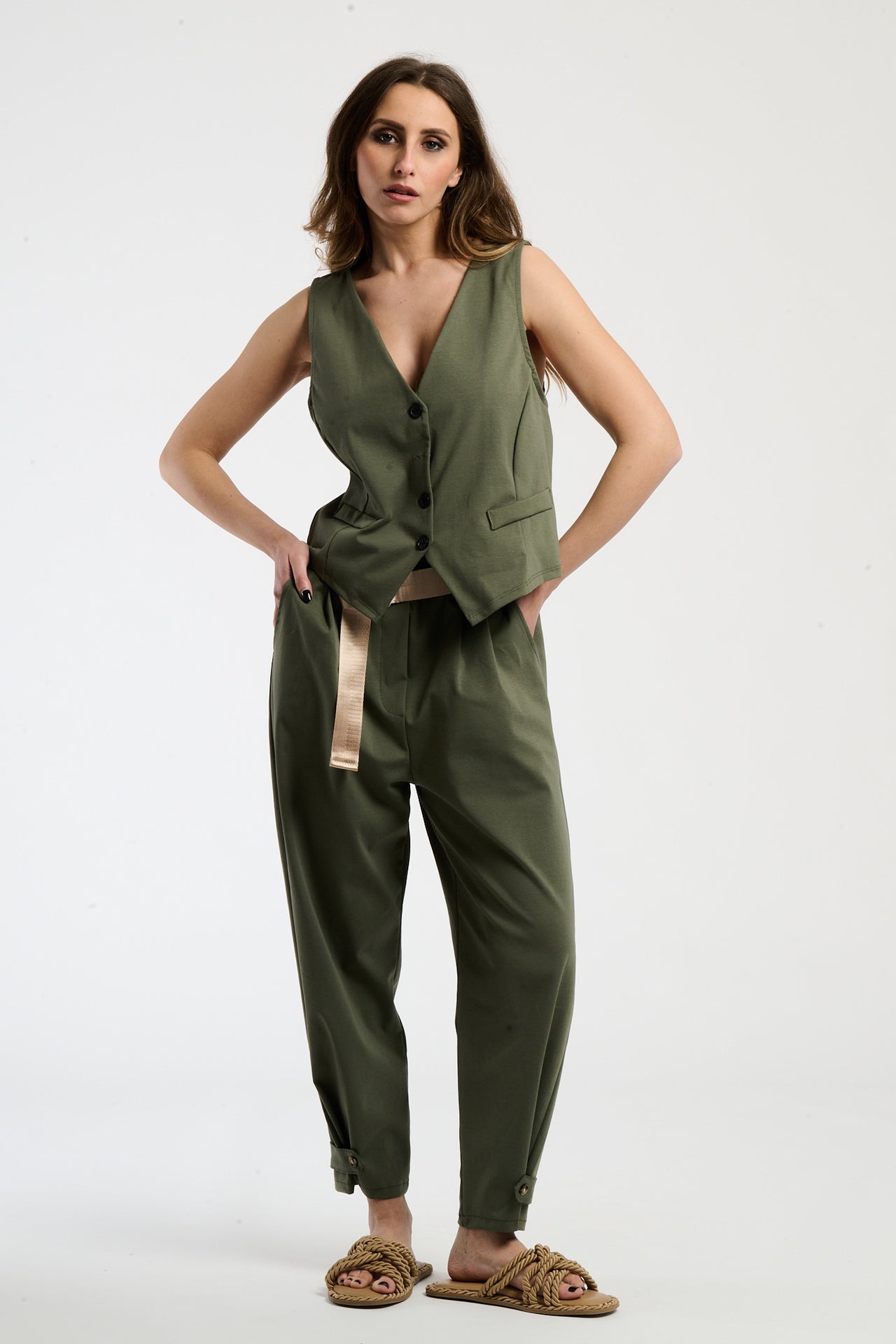 Modella in completo militare: gilet senza spalline e pantaloni, eleganza edgy e modern.