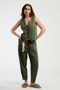 Modella in completo militare: gilet senza spalline e pantaloni, eleganza edgy e modern.