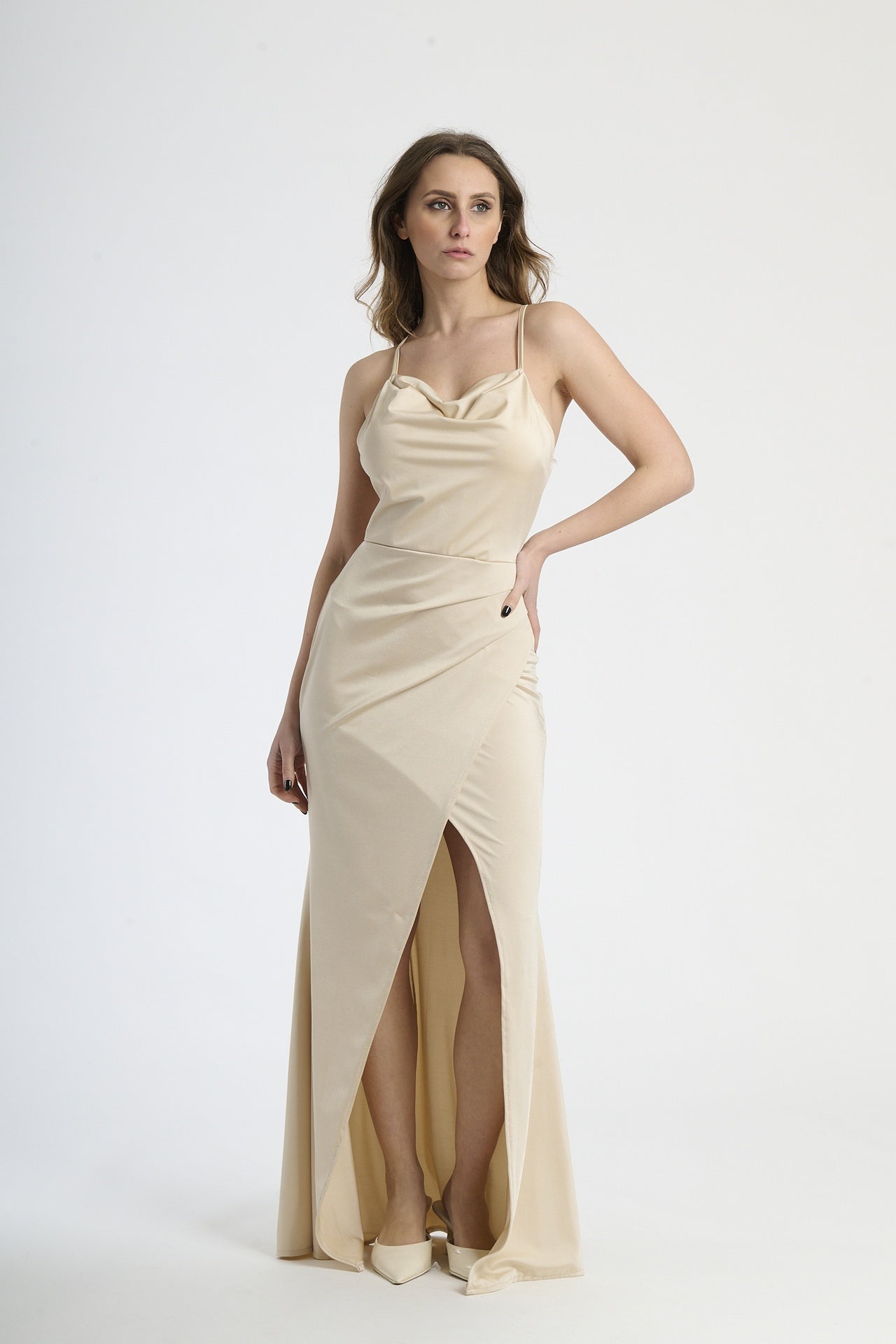 Moda donna: abito beige in tessuto morbido, design con spalline sottili e colletto avvolgente.