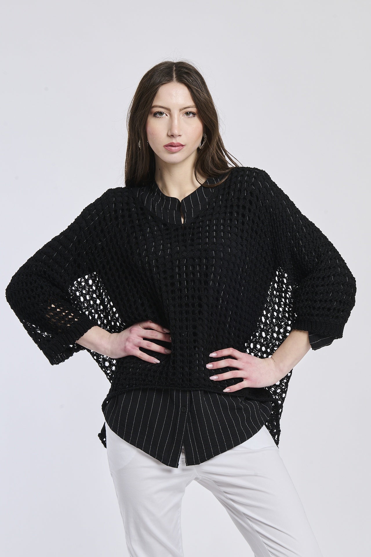 Maglione nero in viscosa tricotata, colletto e finitura glamour