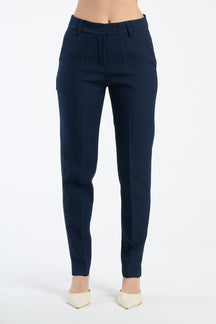 Pantaloni navy slim fit, ideali per un look professionale o casual.
